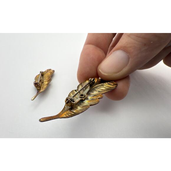 Vintage Pair Mid-Century Iridescent Feather Brooches, Rainbow MCM Statement Pins - Picture 6 of 8